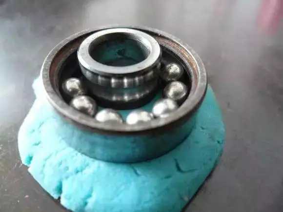 滾珠應當落于外圈和內圈的凹槽內